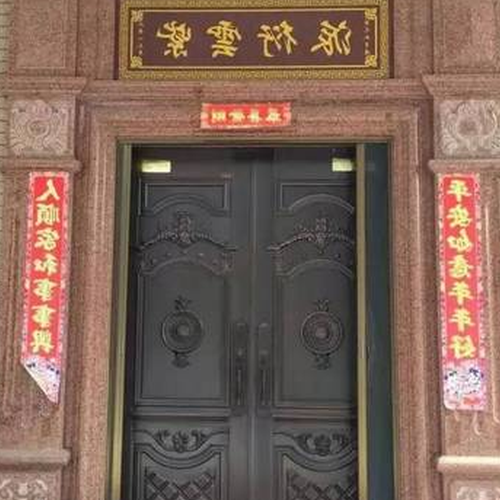 2、客廳西側有兩扇門,中間有樓梯,東側牆有四扇門好不好?