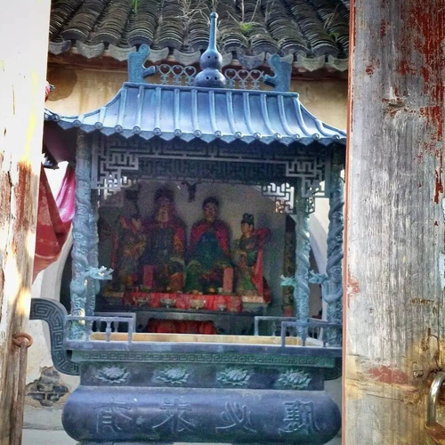 2、房子沒開發之前,原來是農村土地廟?請問風水是怎麼回事,怎麼解決?