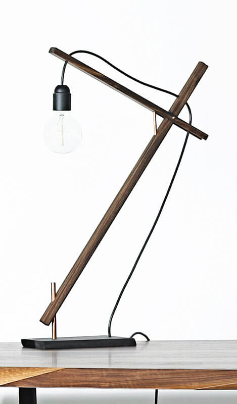 Bordlampe af træ