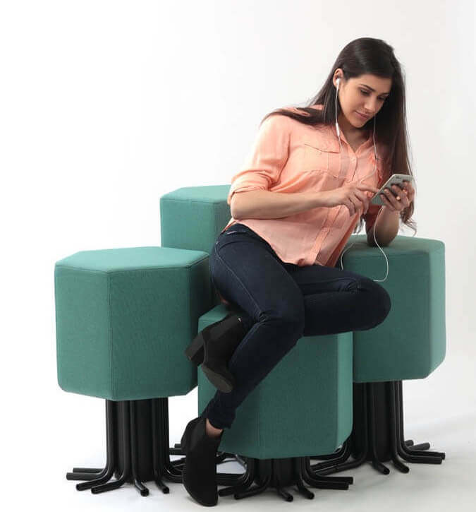 Dame sidder på lift-bit sofa