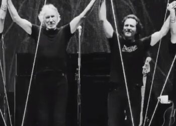 Eddie Vedder cantó “Comfortably Numb” con Roger Waters