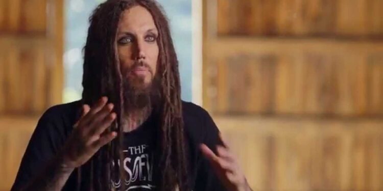 El guitarrista de Korn tildó de “cobarde” a Chester Bennington por quitarse la vida