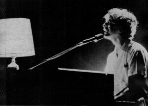 A 37 años de Clics Modernos de Charly García, uno de los mejores discos del rock latino de la historia 952fd0c6 charly garcia presenta clics modernos