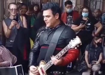 Richard Kruspe de Rammstein toca Du Hast en el centro de la Ciudad de México