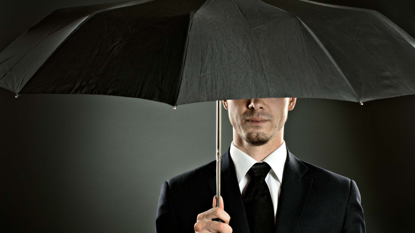 Любимый зонтик. Мужчина с зонтом. Человек под зонтом. Мужчина под зонтом. Парень с зонтом.