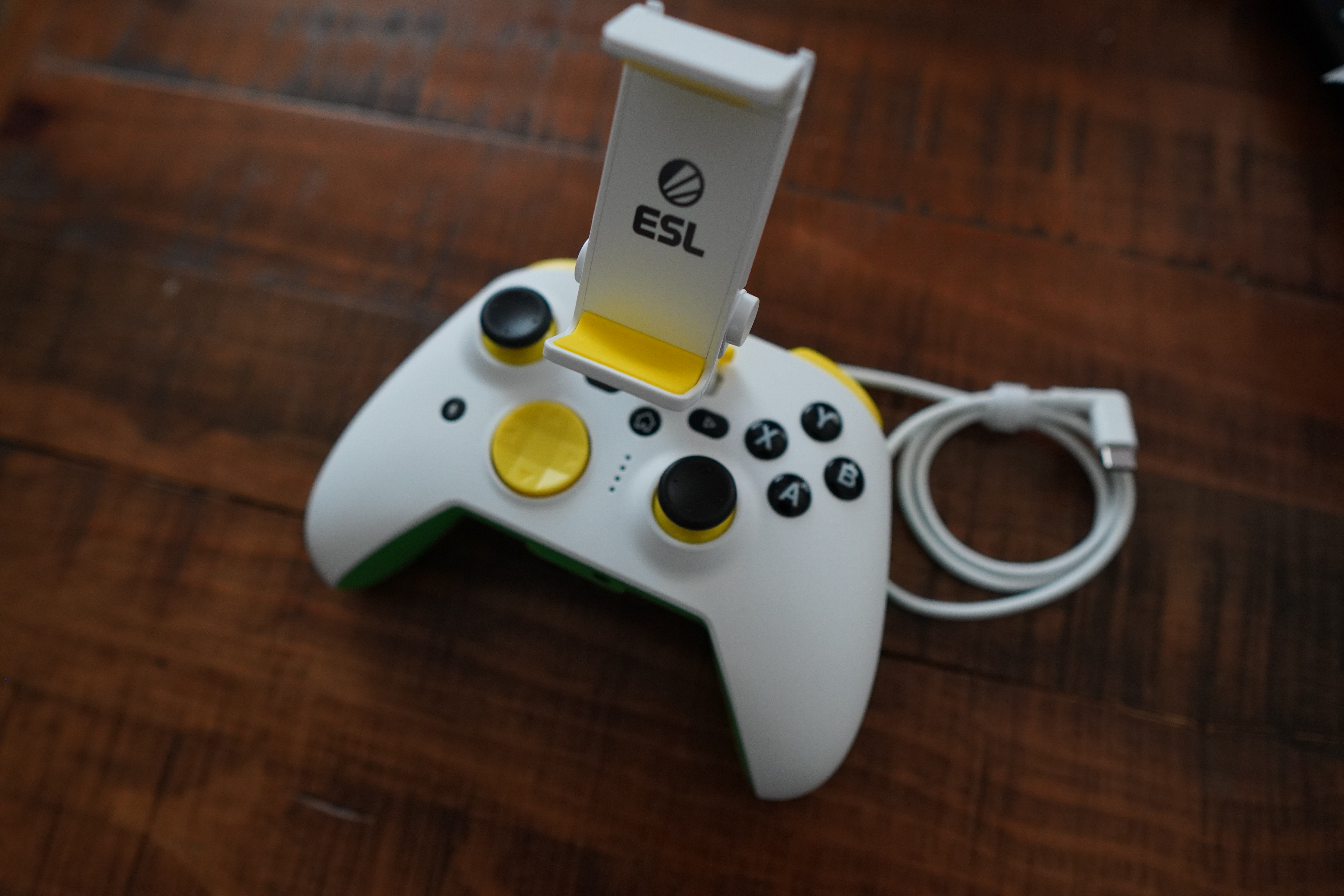 RiotPWR Xbox Cloud Gaming Controller for iOS review: Wires for the