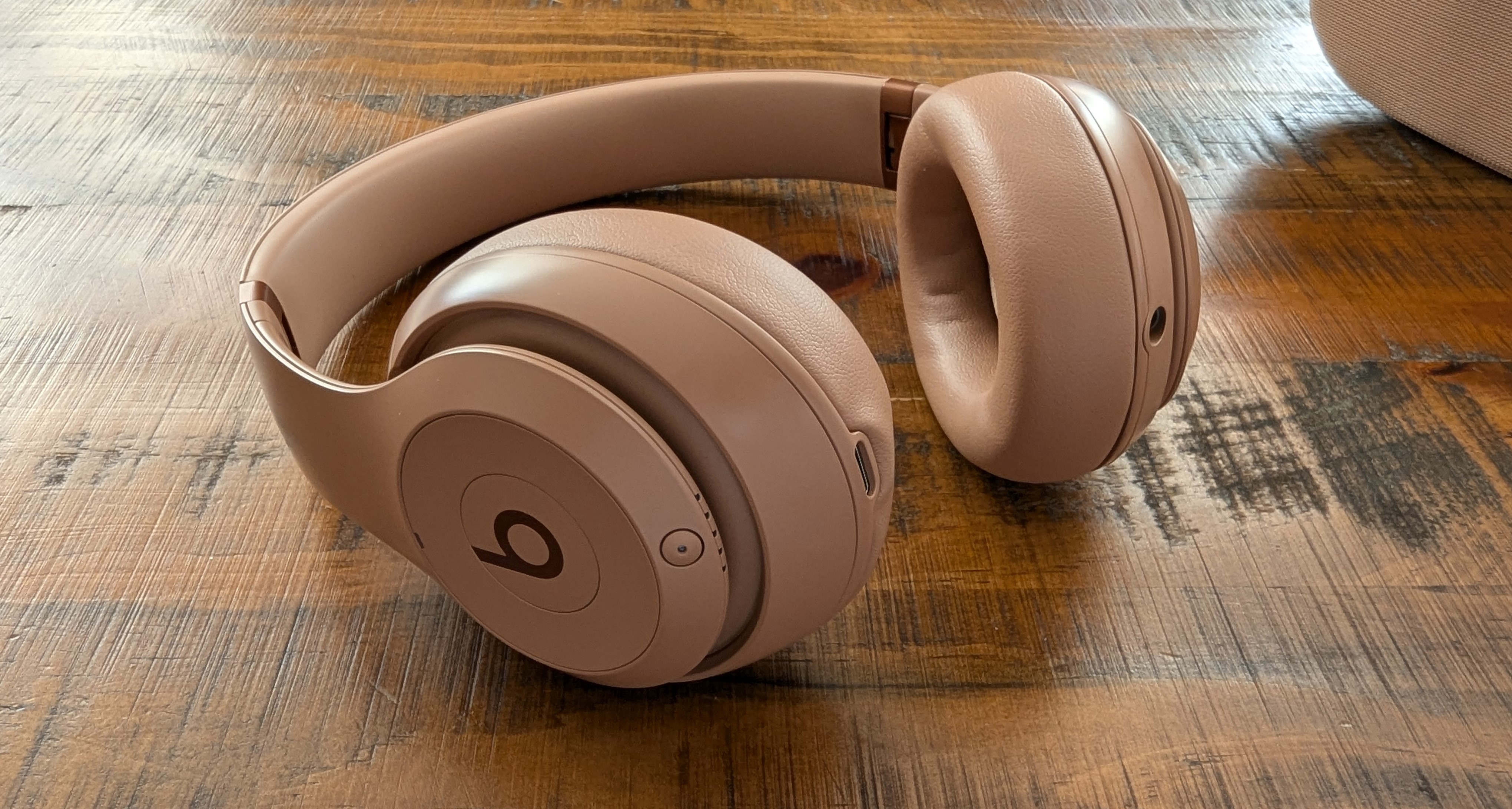 Beats Studio Pro x Kim Kardashian Edition Bring Chic Neutral Beats Studio Pro x Kim Kardashian Edition Bring Chic Neutral