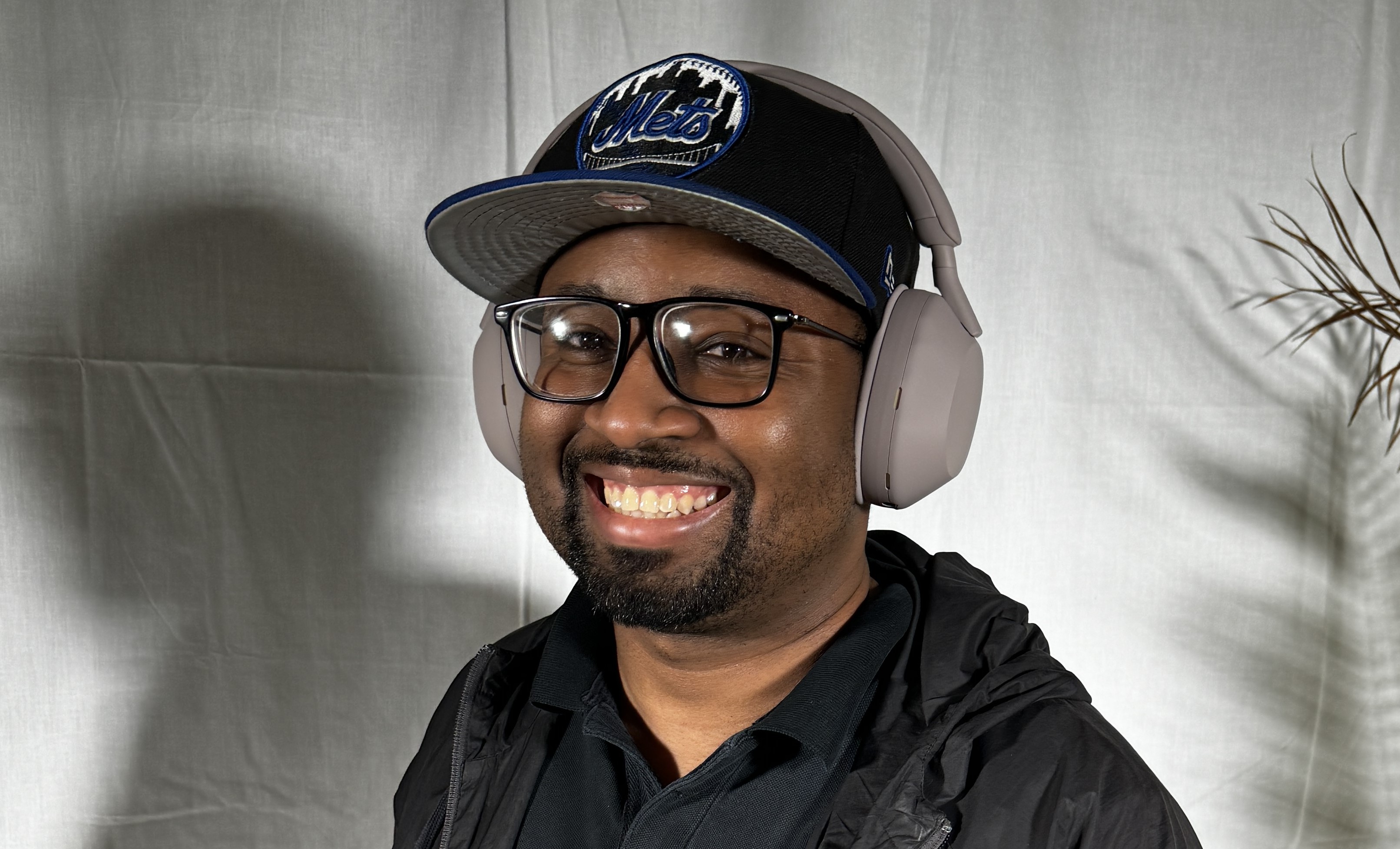Sony adds “Smoky Pink” LE SSERAFIM color to XM5 Headphones Sony adds “Smoky Pink” LE SSERAFIM color to XM5 Headphones