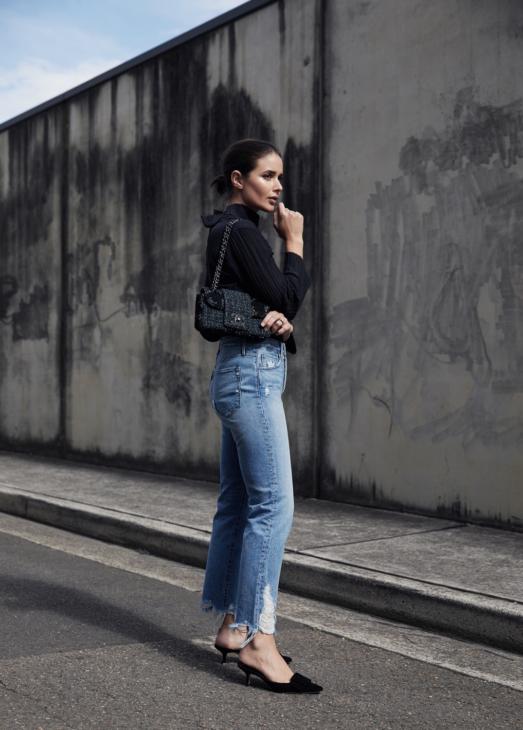 Black Top, Blue Jeans, tweed chanel bag | Style | Outfit | streetstyle| HarperandHarley 