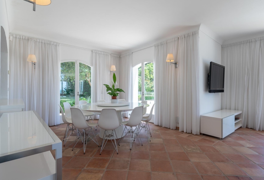 Dining room Tile Sliding windows