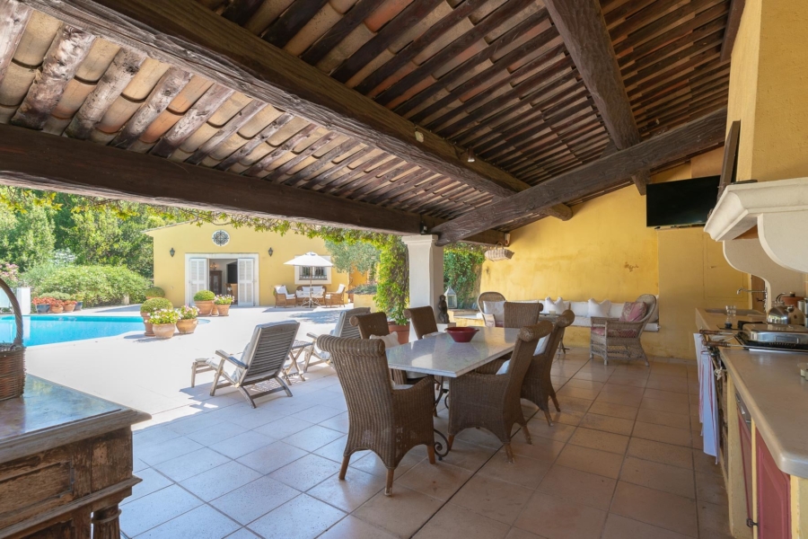 Dining room Swimming pool