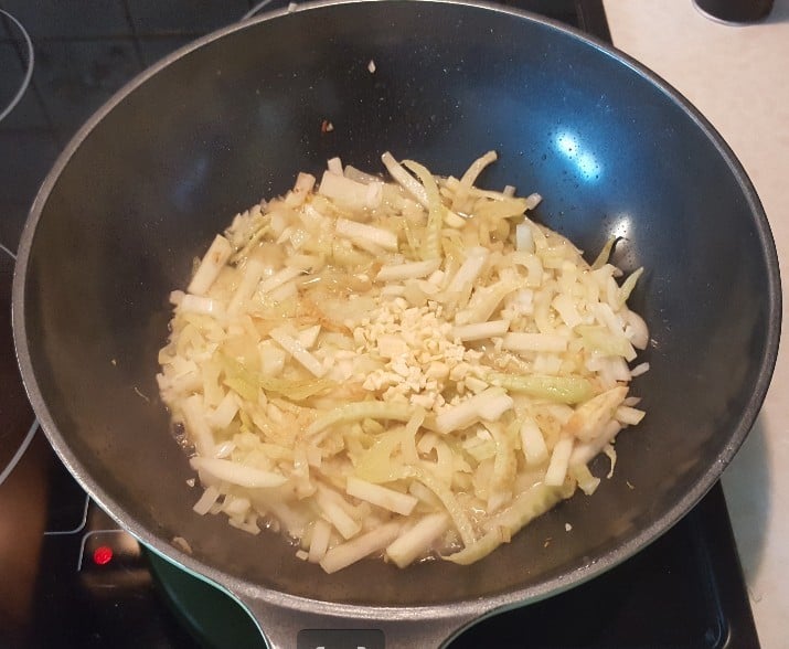 Knoblauch erst zugeben, wenn der Fenchel etwas gebräunt ist