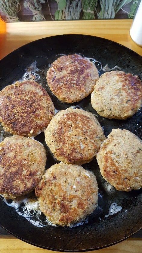 Bei wenig Hitze werden die Weißbrot-Frikadellen ausgebacken