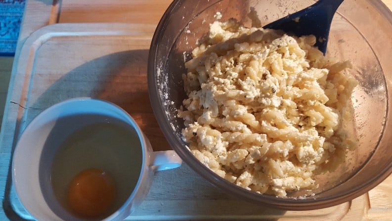 Gebackene Nudeln mit Schafskäse (rumänisch)