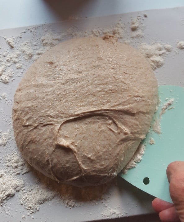 Das Formen des Brotlaibs soll auch Spannung auf den Teig bringen