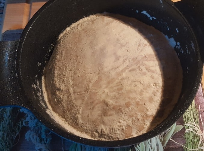 Gebacken wird in einem beschichteten Topf mit 20 cm Durchmesser