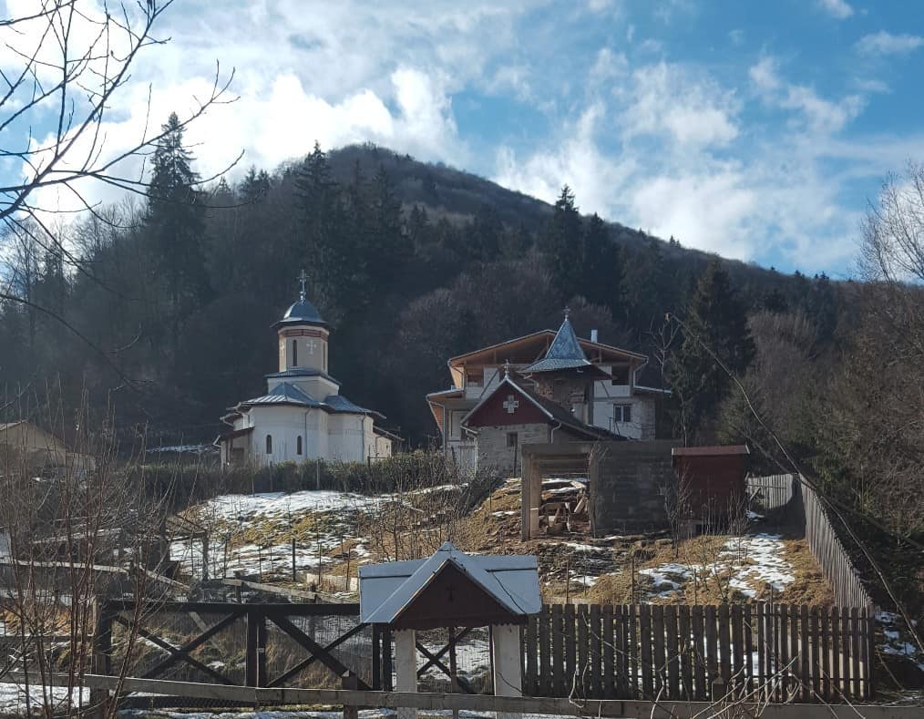 Die neue (links) und die alte (rechts) Kirche des Schitul Sibiel