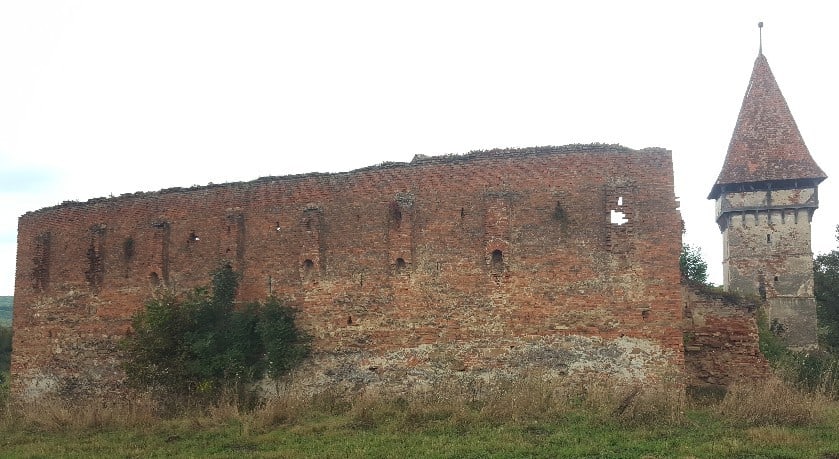 Die Rückseite der Kirchenburg von Pelișor zur Hochebene