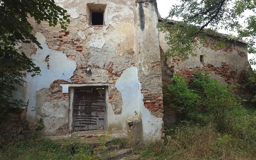 Der Haupteingang führt durch den Turm