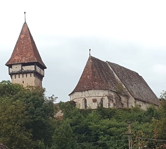 Die Sicht aus dem Dorf auf die Kirchenburg von Pelișor