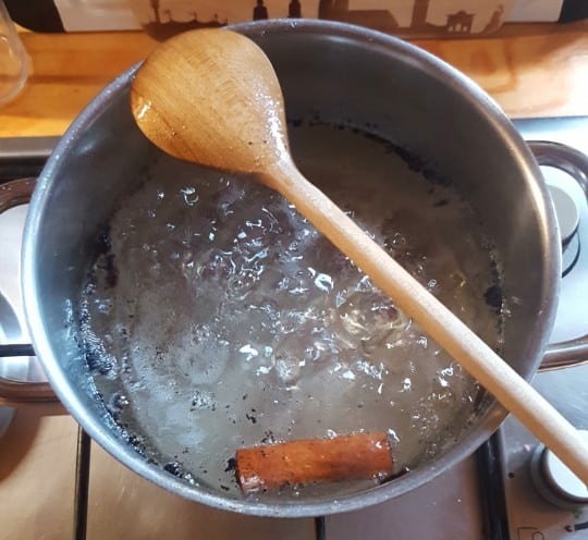 Kochen des Zuckersirups mit den Gewürzen