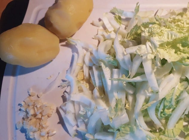 Die veganen Zutaten: 1/2 Chinakohl, Knoblauch und zwei Kartoffeln