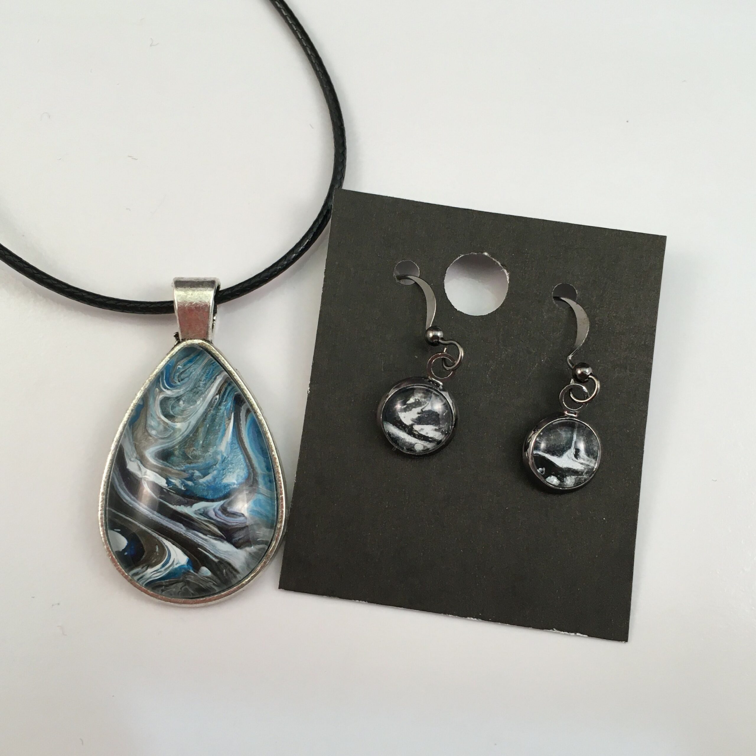 Ensemble # 32 - Collier et boucles d'oreilles