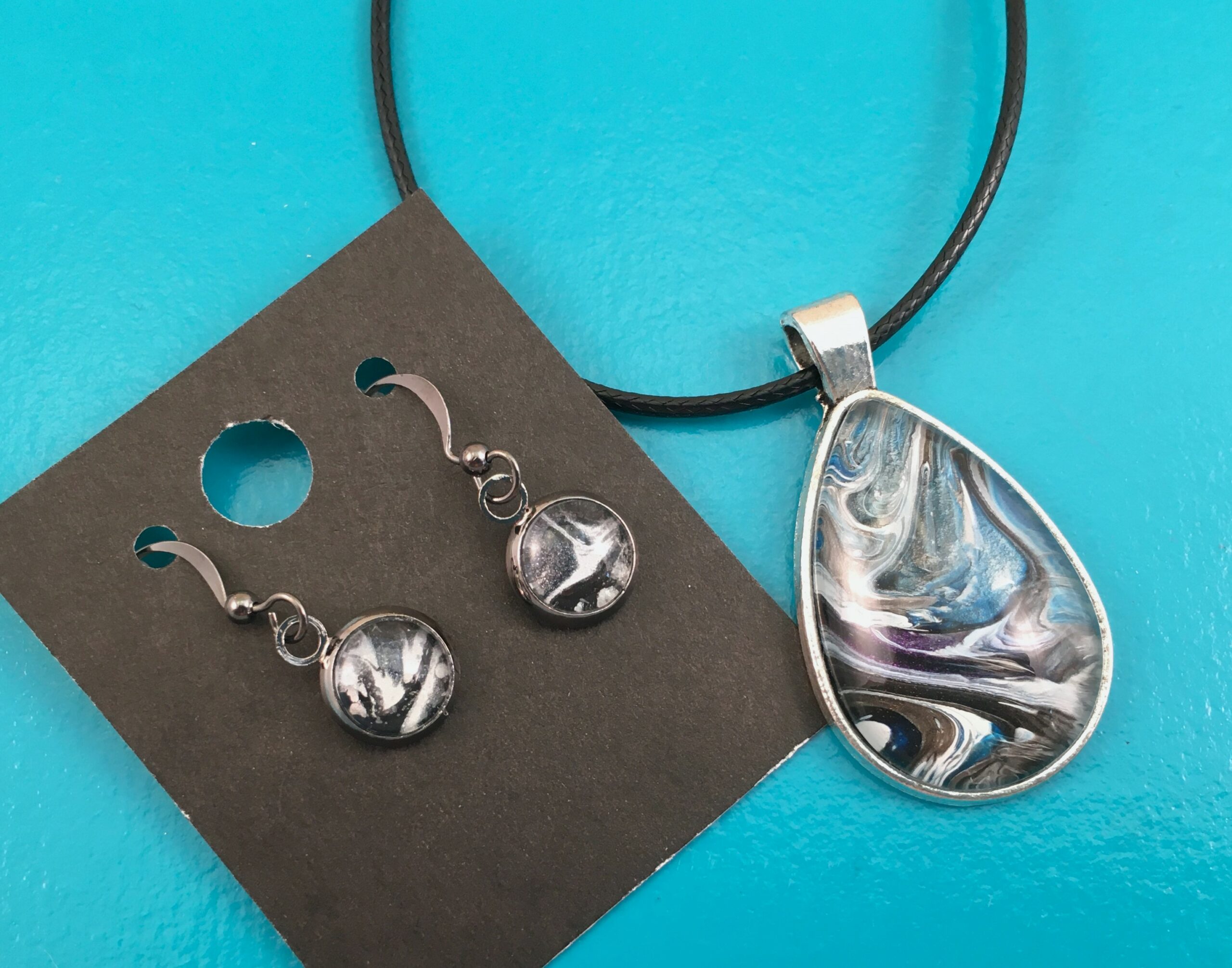 Ensemble # 32 - Collier et boucles d'oreilles – Image 2