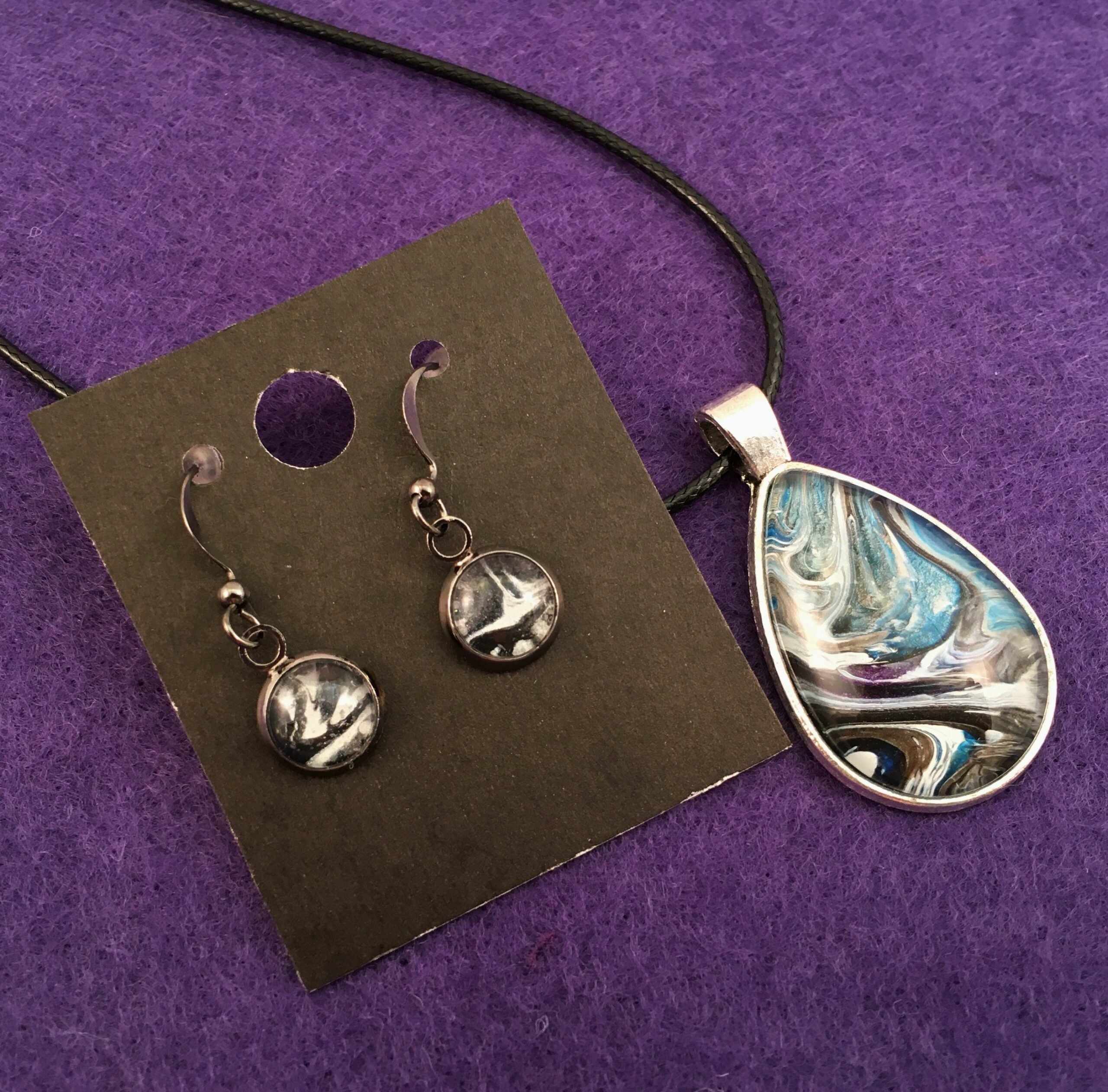 Ensemble # 32 - Collier et boucles d'oreilles – Image 3