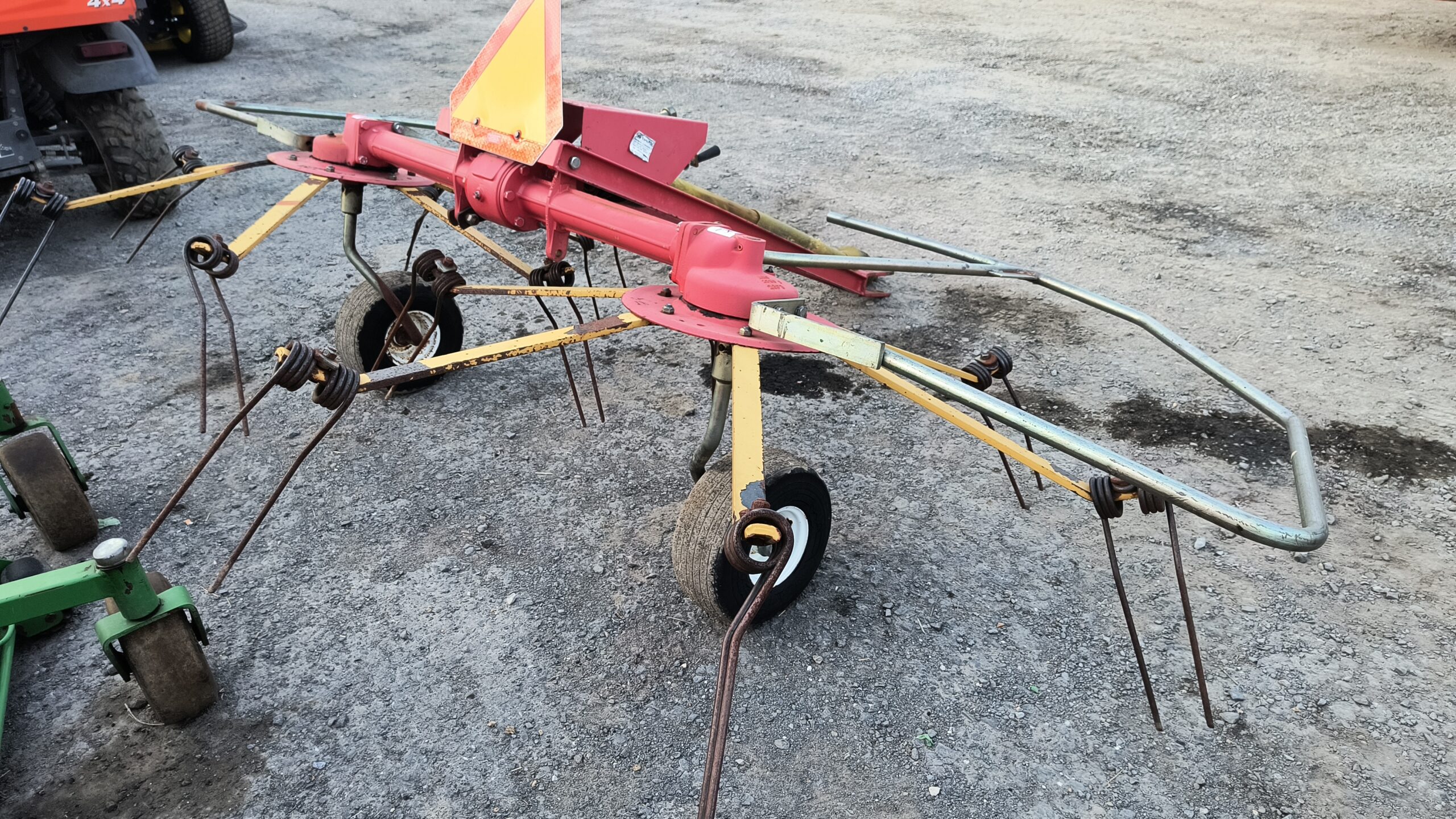 8941 Tonutti GT310 2 Star Hay Tedder $1650.00