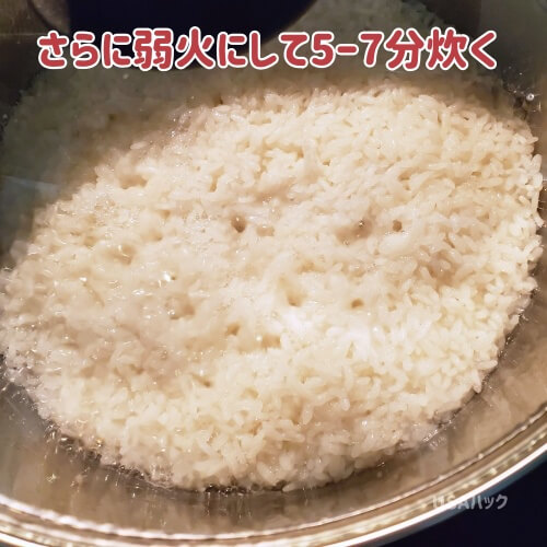 鍋で米を炊く様子