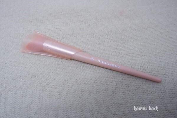 CHEEK-HUGGING HIGHLIGHT BRUSH 120