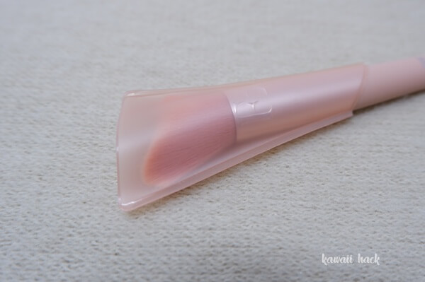 CHEEK-HUGGING HIGHLIGHT BRUSH 120