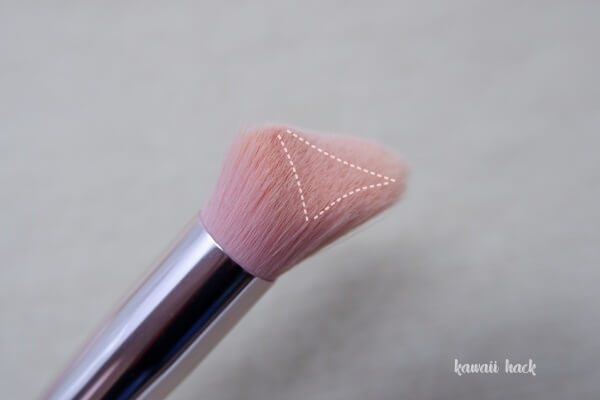 CHEEK-HUGGING HIGHLIGHT BRUSH 120