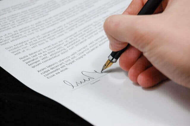 Person signing a final balance sheet to liquidate a company in Guatemala.