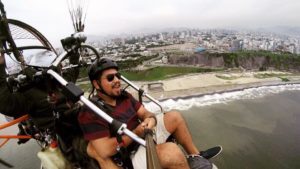 Leo, Country Manager of Peru, practicando parapente.