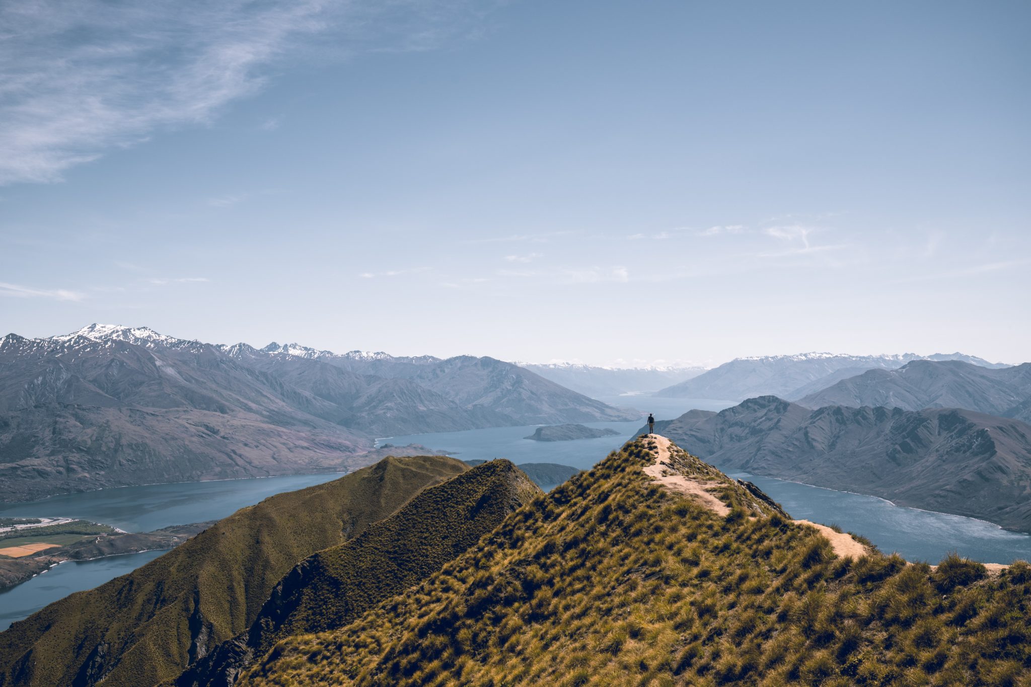 City near the mountains. Roys Peak. New Zealand Unsplash. Mountains near the Lake.