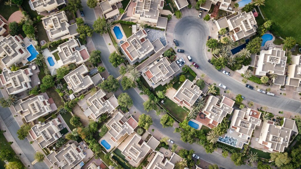 Residential houses seen from above, representing the properties that an investor seeking to buy property in Chile might buy. 