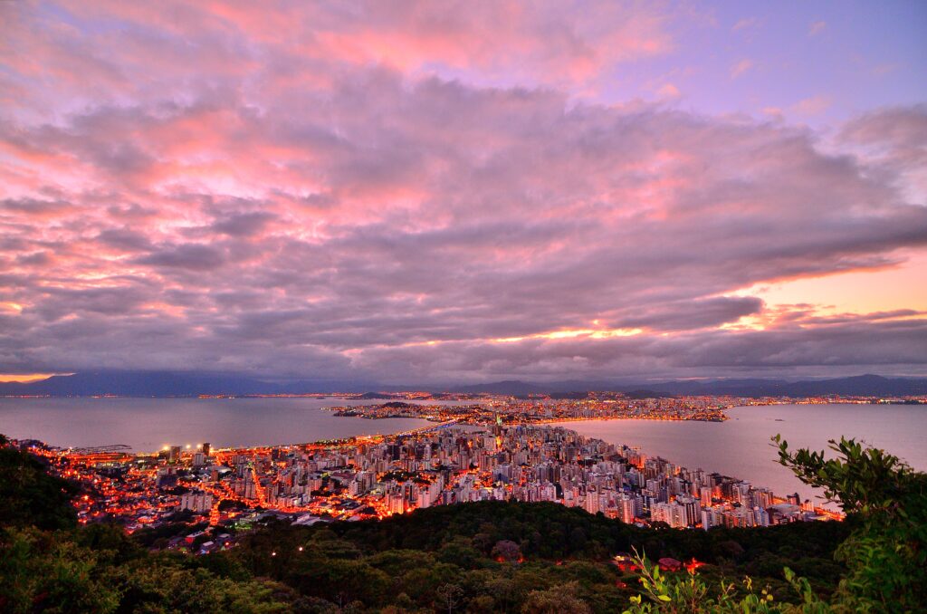 Vista aérea de la ciudad de Florianópolis, en Brasil, ciudad donde se puede encontrar un director local