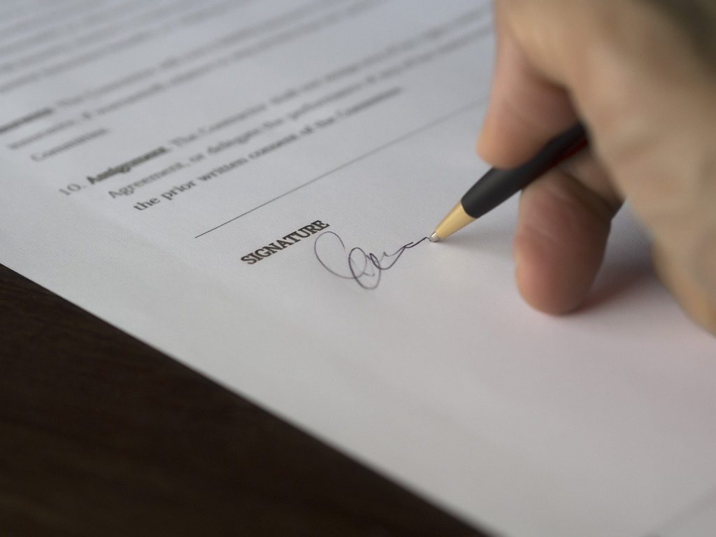 A stock image of someone signing a contract. There are two main types of labor contract under employment law in Costa Rica.