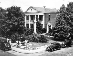 The Rodman Cannons can be seen in the lower left of this photo of the Henry County Courthouse from 1929. (Photo Credit belongs to the Virginia Department of Historic Resources)