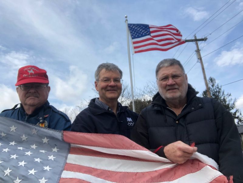 Veterans replace ragged flag at city’s Central Cemetery