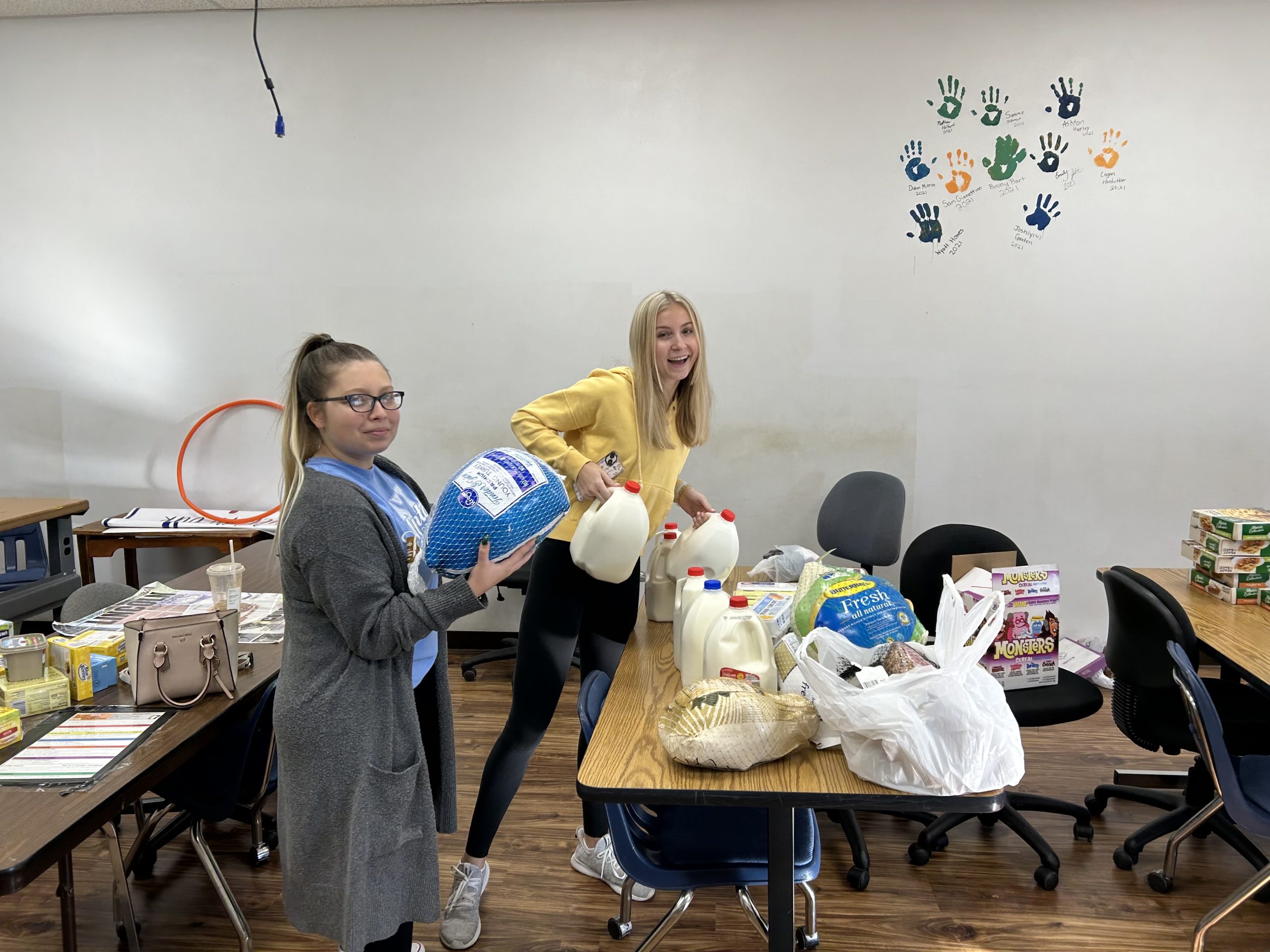 Lincoln High Key Club continues Feed-a-Family tradition 