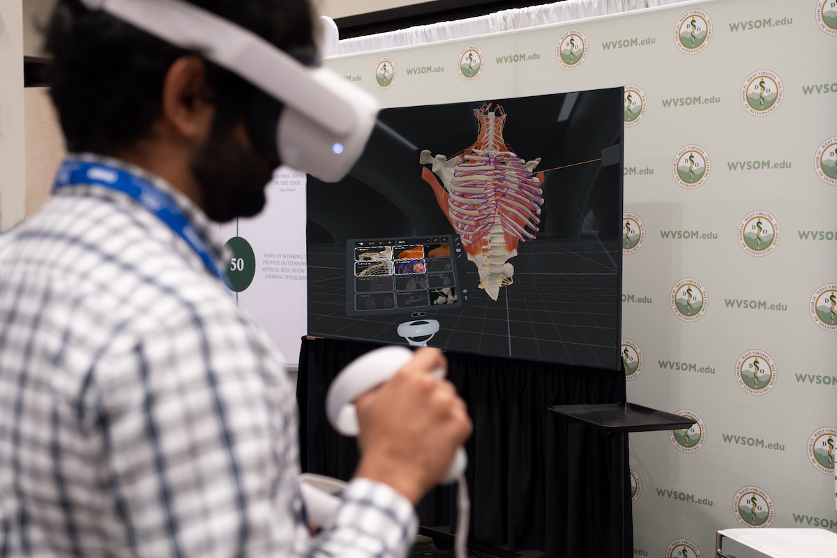 WVSOM students immerse themselves in anatomy virtual reality