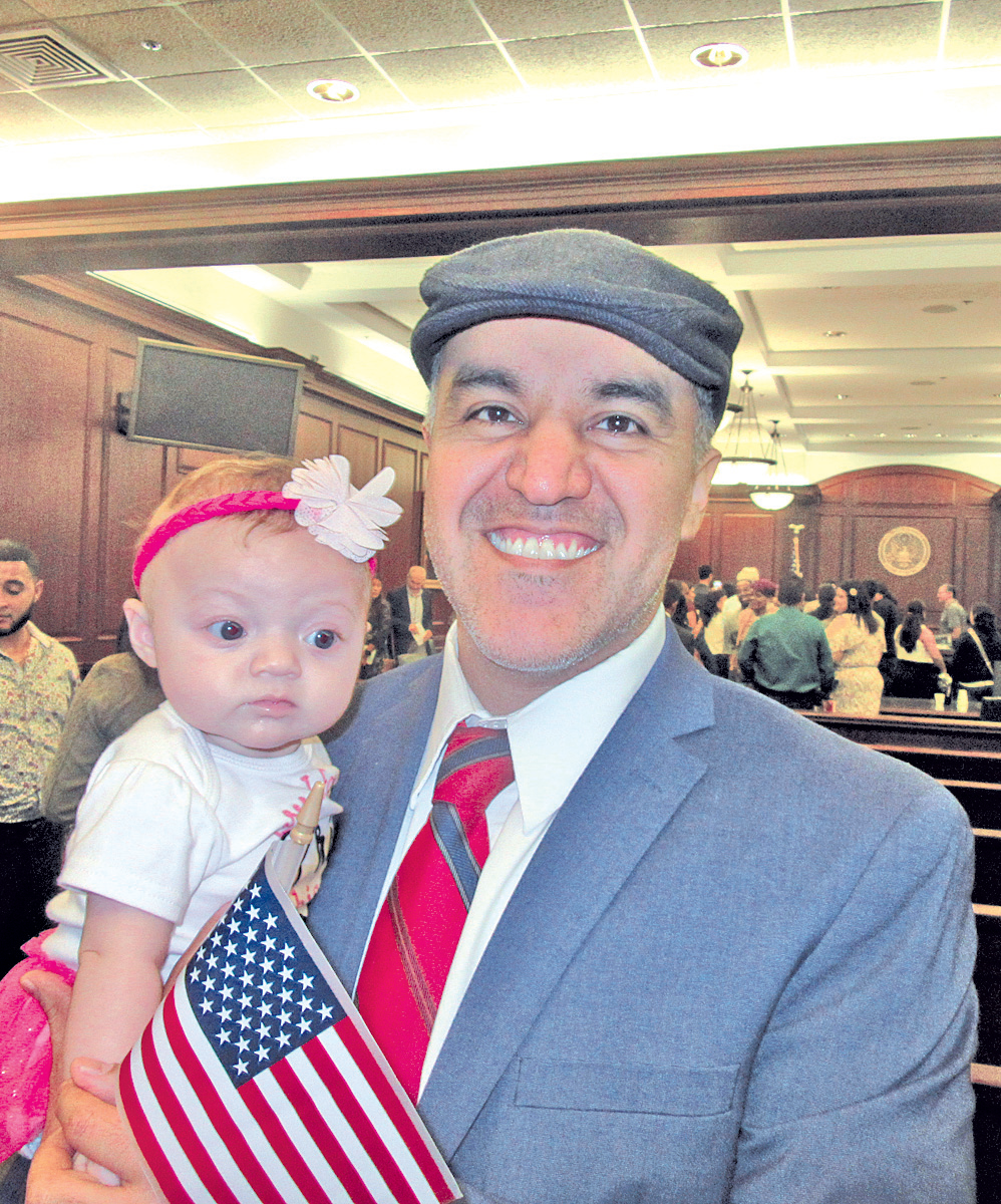 Salem Choral Society welcomes new citizens at naturalization ceremony