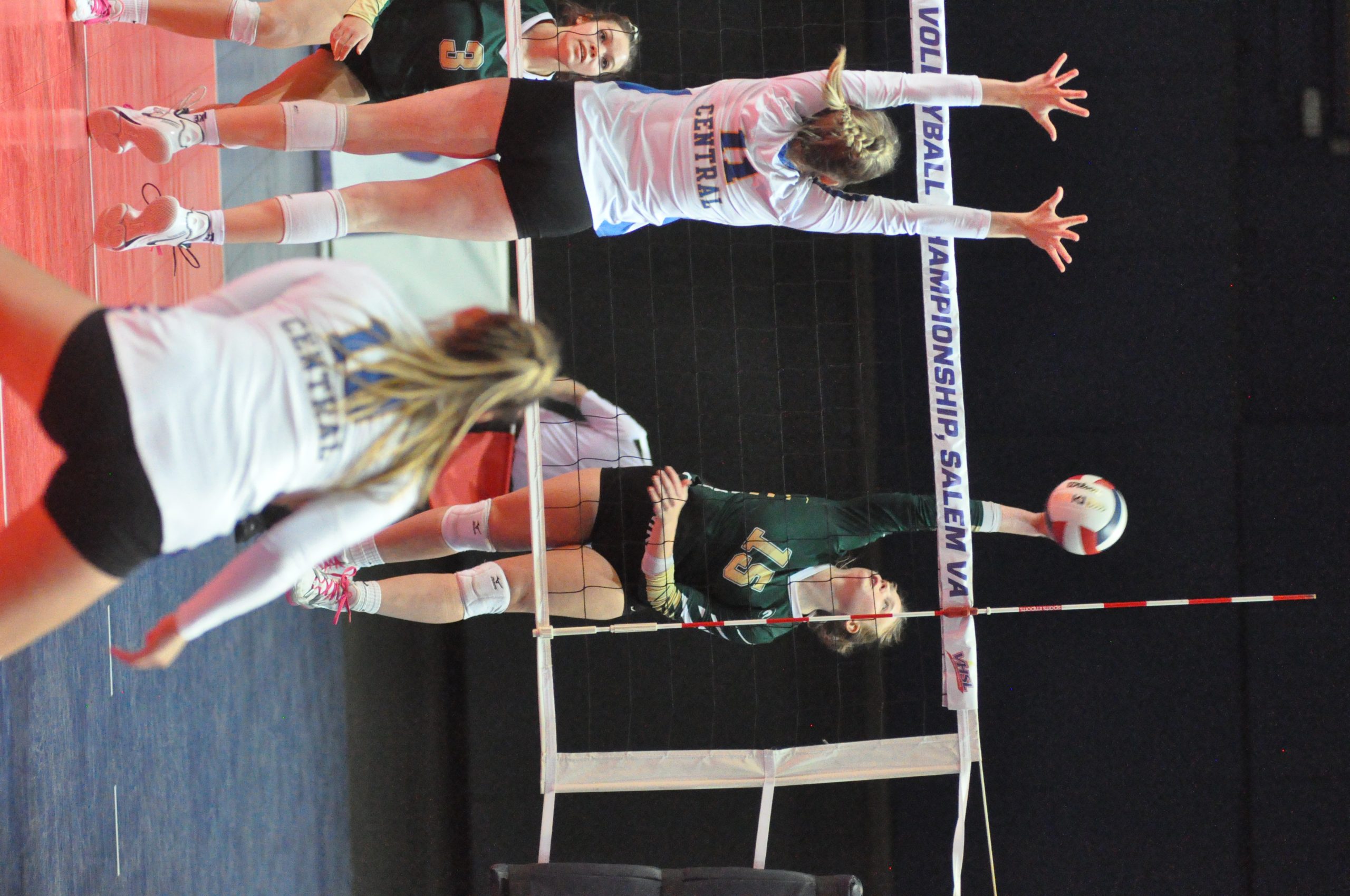 Highlanders win state volleyball championship in three sets