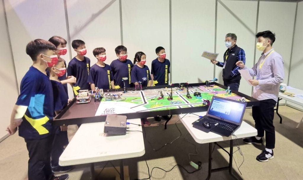 林園國小動力機械社，在師生共同努力下，參加機器人各項大型競賽，屢獲佳績，