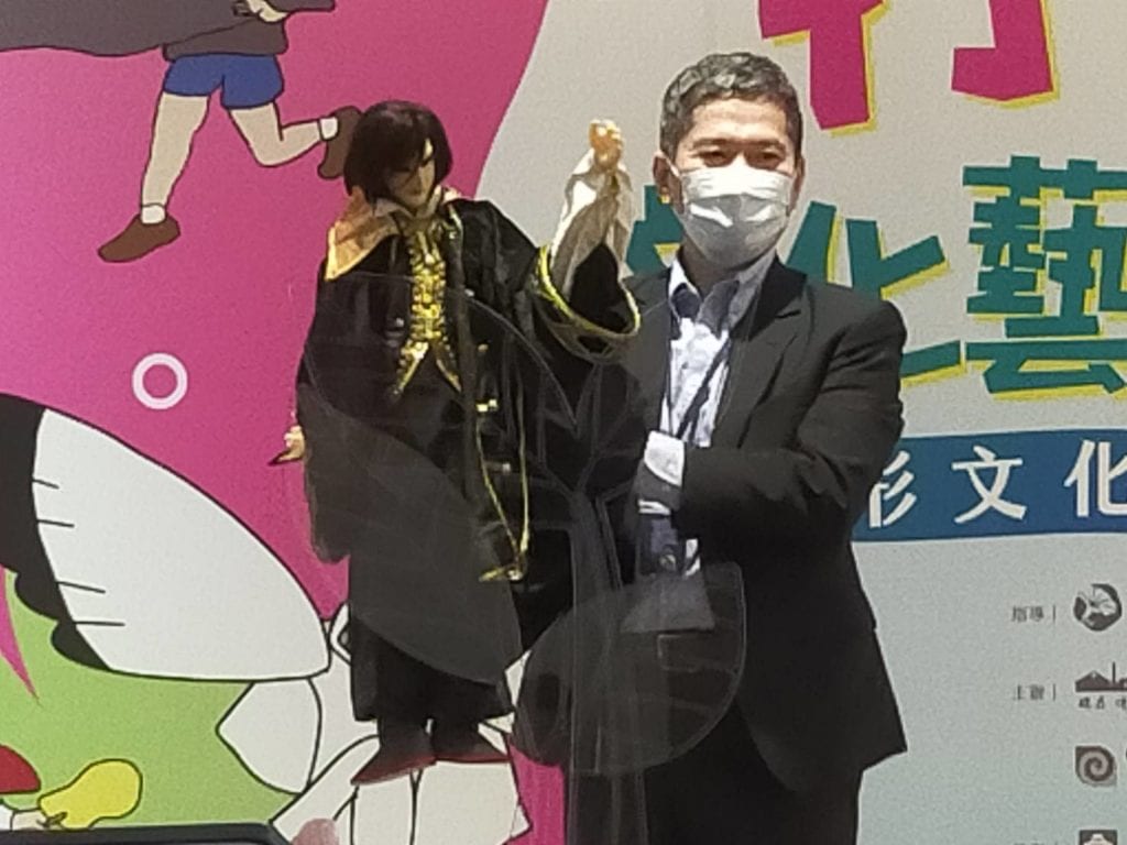 文化部長李永得戲耍布袋戲偶,融入振興傳藝行列。(記者 辛澎祥/攝( 文化部長李永得戲耍布袋戲偶,融入振興傳藝行列。(記者 辛澎祥/攝(