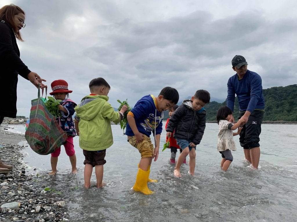 阿美語學校散步課，來到溪邊抓魚。（圖/南島魯瑪社提供）