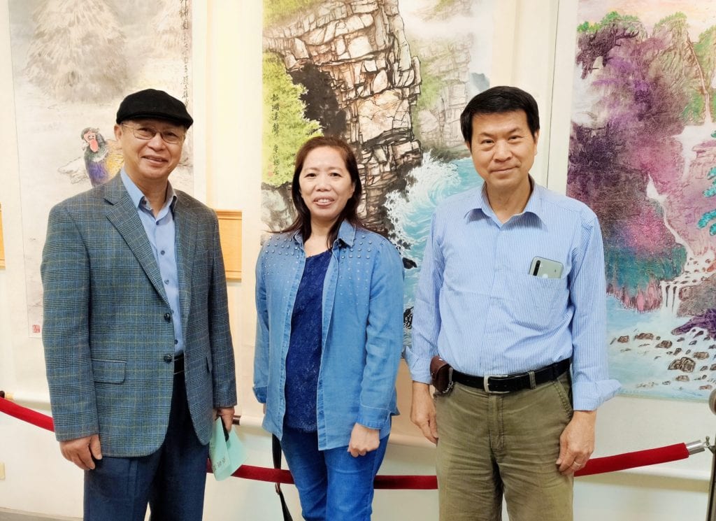 參與書畫聯展的藝術家趙文雄(左起)詹美絨、廖仁彬老師,在其作品中展現在水墨畫天地的精湛文采。(記者 辛澎祥/攝) 參與書畫聯展的藝術家趙文雄(左起)詹美絨、廖仁彬老師,在其作品中展現在水墨畫天地的精湛文采。(記者 辛澎祥/攝)
